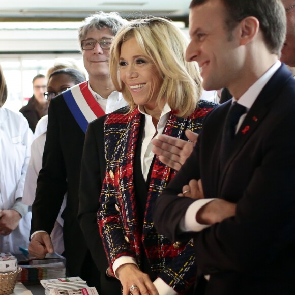 Le président Emmanuel Macron et son épouse Brigitte Macron visitent le centre hospitalier Delafontaine à Saint-Denis. Le 1er décembre 2017. © Stéphane Lemouton / Bestimage