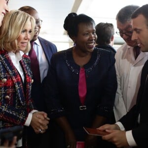 Le président Emmanuel Macron et son épouse Brigitte Macron visitent le centre hospitalier Delafontaine à Saint-Denis. Le 1er décembre 2017. © Stéphane Lemouton / Bestimage