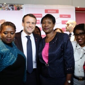 Le président Emmanuel Macron et son épouse Brigitte Macron visitent le centre hospitalier Delafontaine à Saint-Denis. Le 1er décembre 2017. © Stéphane Lemouton / Bestimage