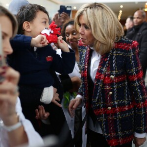 Le président Emmanuel Macron et son épouse Brigitte Macron visitent le centre hospitalier Delafontaine à Saint-Denis. Le 1er décembre 2017. © Stéphane Lemouton / Bestimage