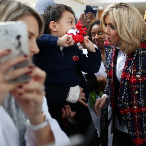 Le président Emmanuel Macron et son épouse Brigitte Macron visitent le centre hospitalier Delafontaine à Saint-Denis. Le 1er décembre 2017. © Stéphane Lemouton / Bestimage