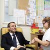 Le président Emmanuel Macron et son épouse Brigitte Macron visitent le centre hospitalier Delafontaine à Saint-Denis. Le 1er décembre 2017. © Stéphane Lemouton / Bestimage