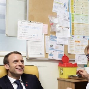 Le président Emmanuel Macron et son épouse Brigitte Macron visitent le centre hospitalier Delafontaine à Saint-Denis. Le 1er décembre 2017. © Stéphane Lemouton / Bestimage