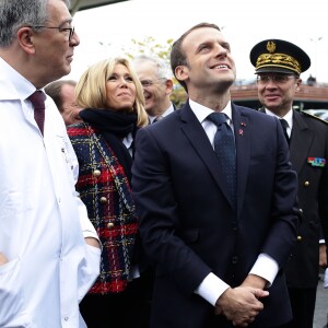 Le président Emmanuel Macron et son épouse Brigitte Macron visitent le centre hospitalier Delafontaine à Saint-Denis. Le 1er décembre 2017. © Stéphane Lemouton / Bestimage