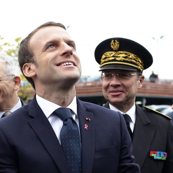 Le président Emmanuel Macron et son épouse Brigitte Macron visitent le centre hospitalier Delafontaine à Saint-Denis. Le 1er décembre 2017. © Stéphane Lemouton / Bestimage