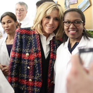 Le président Emmanuel Macron et son épouse Brigitte Macron visitent le centre hospitalier Delafontaine à Saint-Denis. Le 1er décembre 2017. © Stéphane Lemouton / Bestimage