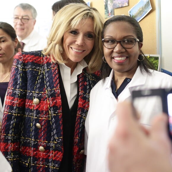 Le président Emmanuel Macron et son épouse Brigitte Macron visitent le centre hospitalier Delafontaine à Saint-Denis. Le 1er décembre 2017. © Stéphane Lemouton / Bestimage