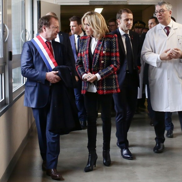Le président Emmanuel Macron et son épouse Brigitte Macron visitent le centre hospitalier Delafontaine à Saint-Denis. Le 1er décembre 2017. © Stéphane Lemouton / Bestimage