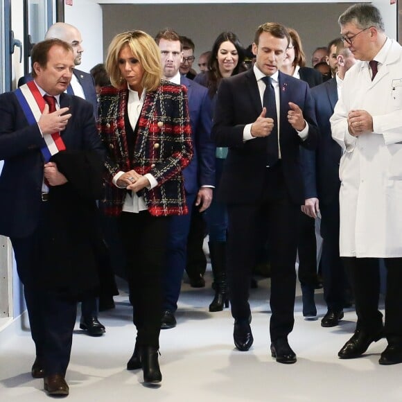 Le président Emmanuel Macron et son épouse Brigitte Macron visitent le centre hospitalier Delafontaine à Saint-Denis. Le 1er décembre 2017. © Stéphane Lemouton / Bestimage