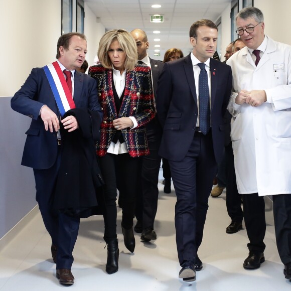 Le président Emmanuel Macron et son épouse Brigitte Macron visitent le centre hospitalier Delafontaine à Saint-Denis. Le 1er décembre 2017. © Stéphane Lemouton / Bestimage