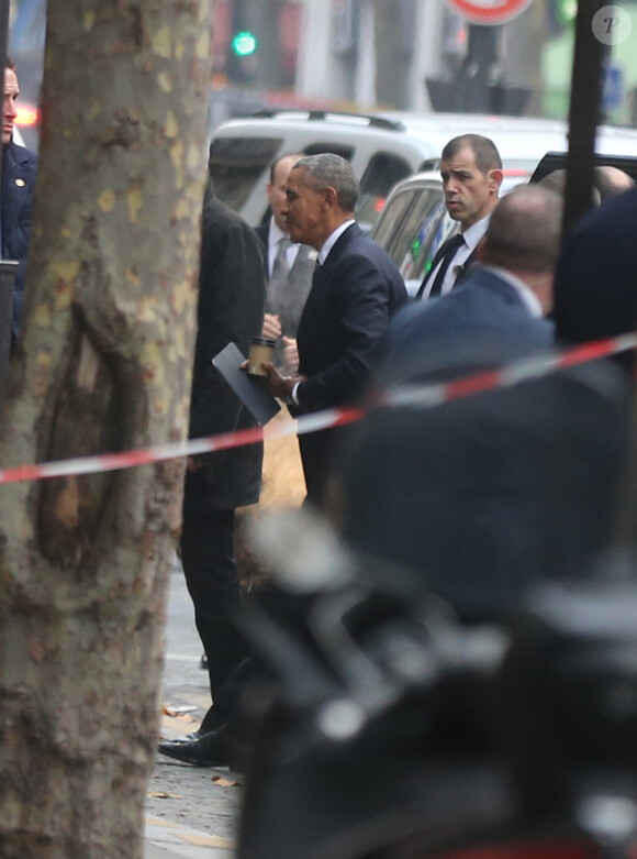 Barack Obama quitte le Palais de l'Elysée après son entrevue avec Emmanuel Macron à Paris le 2 décembre 2017.