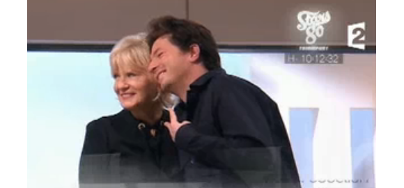 Jean Imbert pose pour un selfie avec Catherine Ceylac dans l'émission Thé ou Café du 2 décembre 2017 sur France 2.