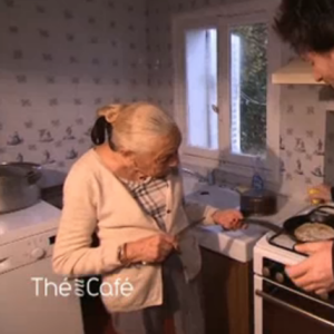 Jean Imbert en visite chez sa grand-mère de 92 ans dans l'émission Thé ou Café de Catherine Ceylac le 2 décembre 2017 sur France 2.