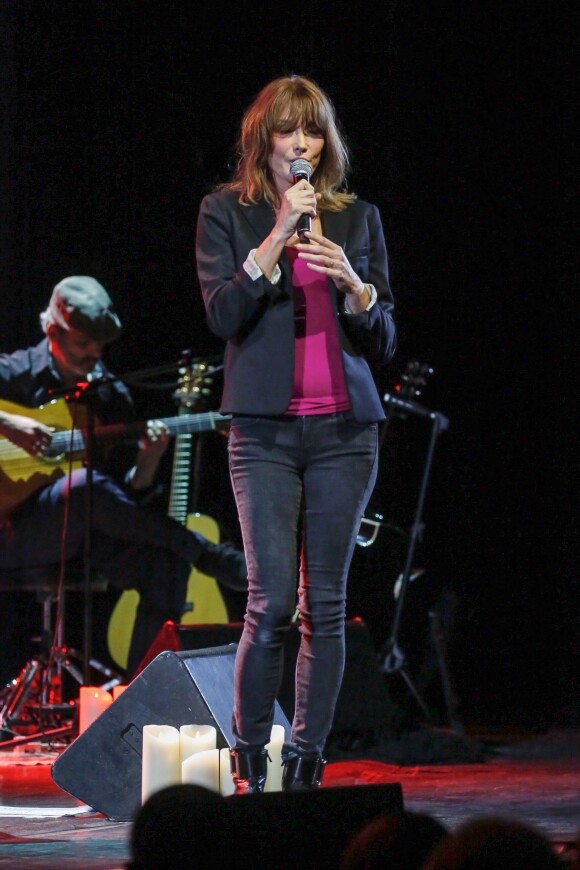 Carla Bruni-Sarkozy pendant son concert "French Touch" au théâtre Pallas à Athènes, Grèce, le 23 octobre 2017.