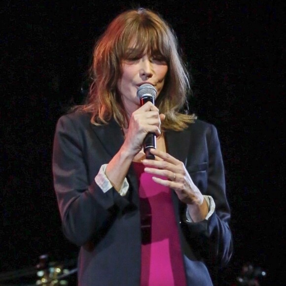 Carla Bruni-Sarkozy pendant son concert "French Touch" au théâtre Pallas à Athènes, Grèce, le 23 octobre 2017.