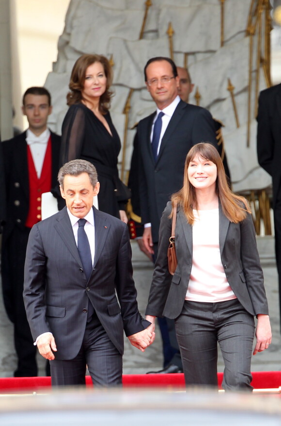 Archives - Nicolas Sarkozy et Carla Bruni quittent le Palais de l'Elysée sous le regard de François Hollande et Valérie Trierweiler après la passation de pouvoir, le 15 mai 2012