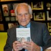 Exclusif - Jean d'Ormesson était présent à Bruxelles pour la présentation de son nouveau livre "Comme un chant d'espérance". Après une courte intervieuw, il a rencontré de nombreux lecteurs pour des dédicaces. Le 27 novembre 2014, Bruxelles.