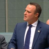 Tim Wilson : Le député australien demande son chéri en mariage en plein discours