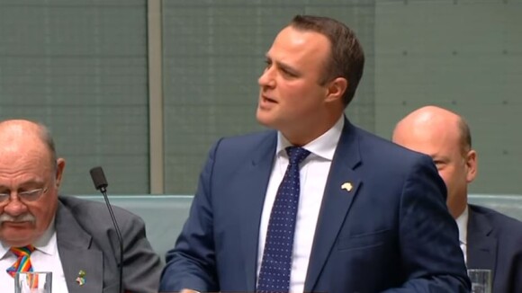 Tim Wilson : Le député australien demande son chéri en mariage en plein discours