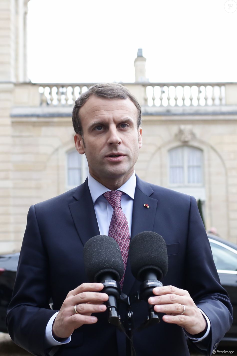 Le Président de la République, Emmanuel Macron raccompagne ...