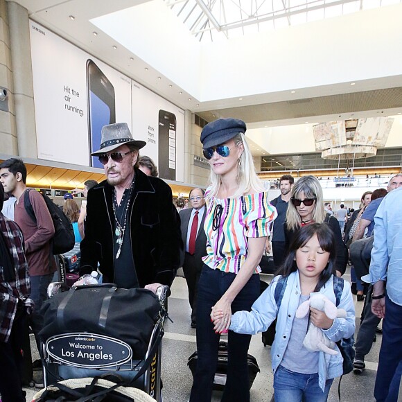 Johnny Hallyday à quitté Los Angeles pour Paris avec sa femme Laeticia, ses filles Jade et Joy, son manager Sébastien Farran, Elyette la grand-mère de sa femme et sa chienne Cheyenne le 29 mai 2017. Le chanteur assurera la tournée des Vieilles Canailles au côté de J. Dutronc et E. Mitchell à partir du 10 juin. Le trio a prévu 17 concerts.