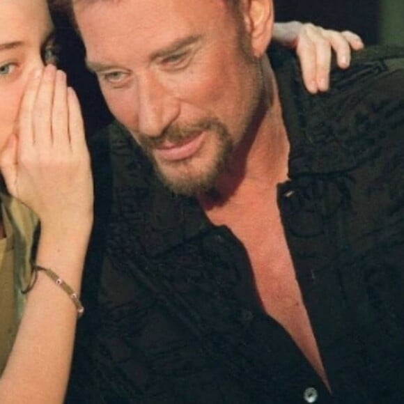La chanteuse Clémence rend hommage à Johnny Hallyday, se souvenant de leur duo "On a tous besoin d'amour". Facebook, le 6 décembre 2017.