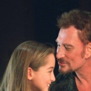 La chanteuse Clémence rend hommage à Johnny Hallyday, se souvenant de leur duo "On a tous besoin d'amour". Facebook, le 6 décembre 2017.