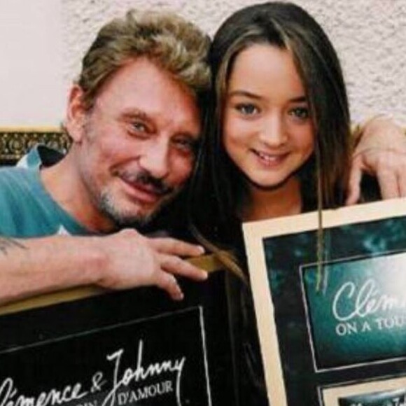 La chanteuse Clémence rend hommage à Johnny Hallyday, se souvenant de leur duo "On a tous besoin d'amour". Facebook, le 6 décembre 2017.