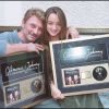 Exclusif - Johnny Hallyday et Clémence posent avec leur disque d'or pour la chanson "On a tous besoin d'amour" le 23 septembre 2002.