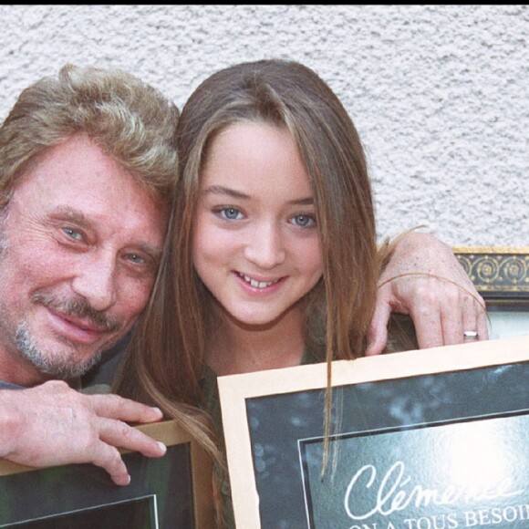 Exclusif - Johnny Hallyday et Clémence posent avec leur disque d'or pour la chanson "On a tous besoin d'amour" le 23 septembre 2002.