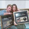 Exclusif - Johnny Hallyday et Clémence posent avec leur disque d'or pour la chanson "On a tous besoin d'amour" le 23 septembre 2002.