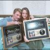 Exclusif - Johnny Hallyday et Clémence posent avec leur disque d'or pour la chanson "On a tous besoin d'amour" le 23 septembre 2002.