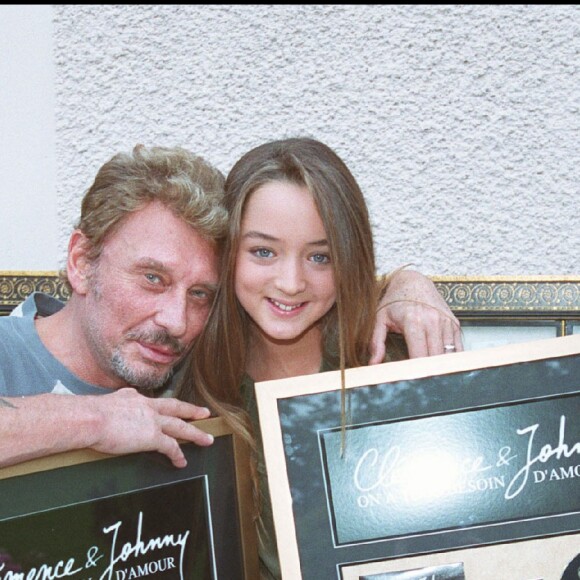 Exclusif - Johnny Hallyday et Clémence posent avec leur disque d'or pour la chanson "On a tous besoin d'amour" le 23 septembre 2002.