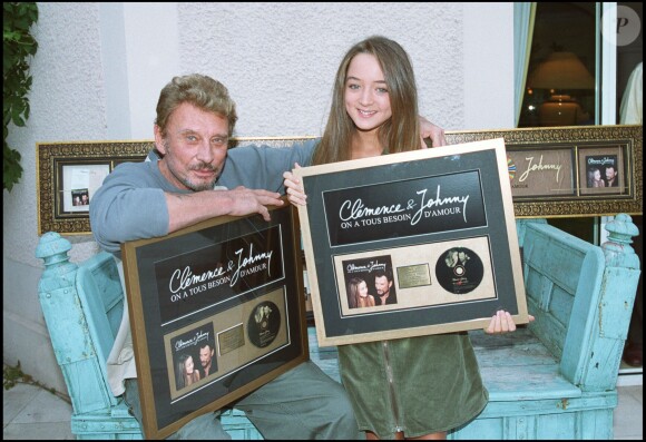 Exclusif - Johnny Hallyday et Clémence posent avec leur disque d'or pour la chanson "On a tous besoin d'amour" le 23 septembre 2002. No Web en Suisse / Belgique23/09/2002 -