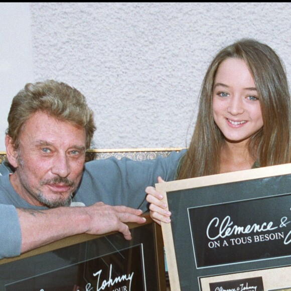 Exclusif - Johnny Hallyday et Clémence posent avec leur disque d'or pour la chanson "On a tous besoin d'amour" le 23 septembre 2002. No Web en Suisse / Belgique23/09/2002 -