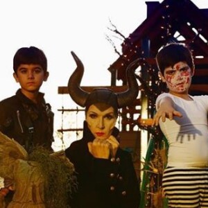 Céline Dion se prend pour Maléfique pour Halloween, avec ses jumeaux Nelson et Eddy, sur Instagram, octobre 2017.