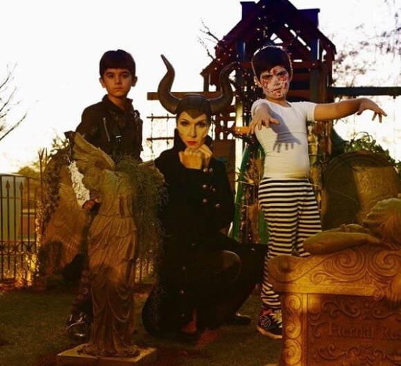 Céline Dion se prend pour Maléfique pour Halloween, avec ses jumeaux Nelson et Eddy, sur Instagram, octobre 2017.