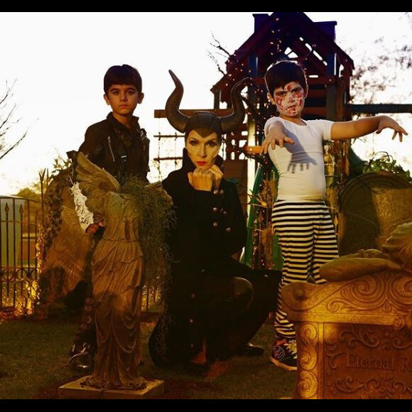 Céline Dion se prend pour Maléfique pour Halloween, avec ses jumeaux Nelson et Eddy, sur Instagram, octobre 2017.