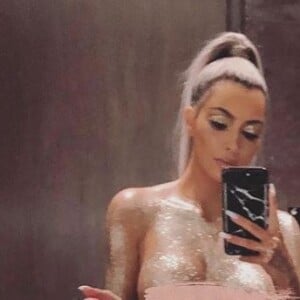 Kim Kardashian, les seins à l'air et le corps recouvert de paillettes, sur Instagram, décembre  2017.