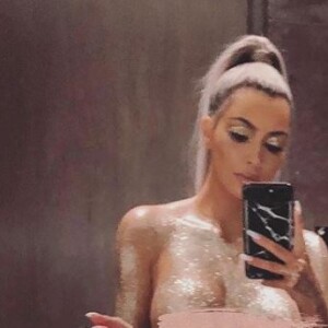 Kim Kardashian, les seins à l'air et le corps recouvert de paillettes, sur Instagram, décembre  2017.