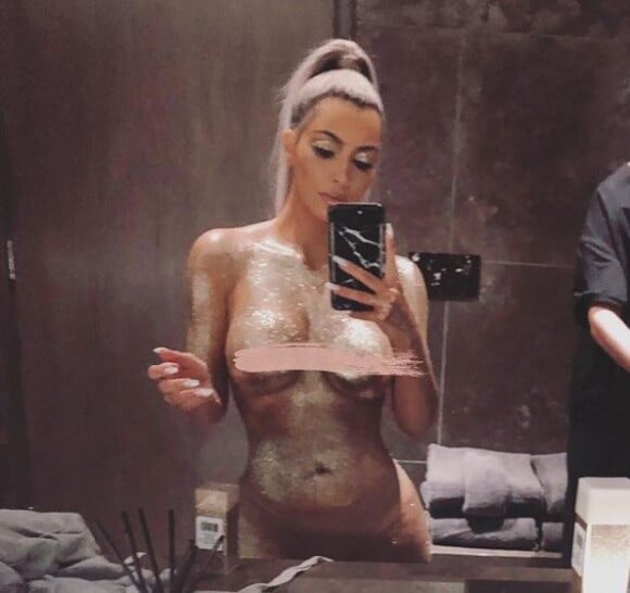 Kim Kardashian, les seins à l'air et le corps recouvert de paillettes, sur Instagram, décembre  2017.