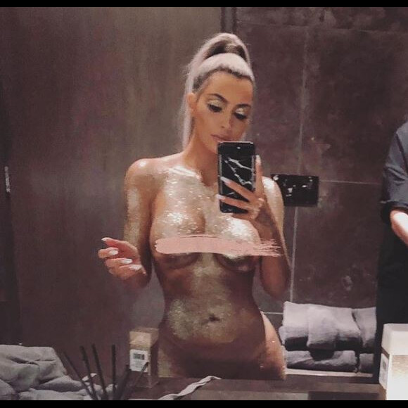 Kim Kardashian, les seins à l'air et le corps recouvert de paillettes, sur Instagram, décembre  2017.