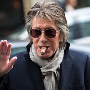 Semi-exclusif - Jacques Dutronc, qui sera ce soir à Bercy pour le concert "Les Vieilles Canailles", à la sortie de l'hôtel de Sers à Paris le 5 novembre 2014