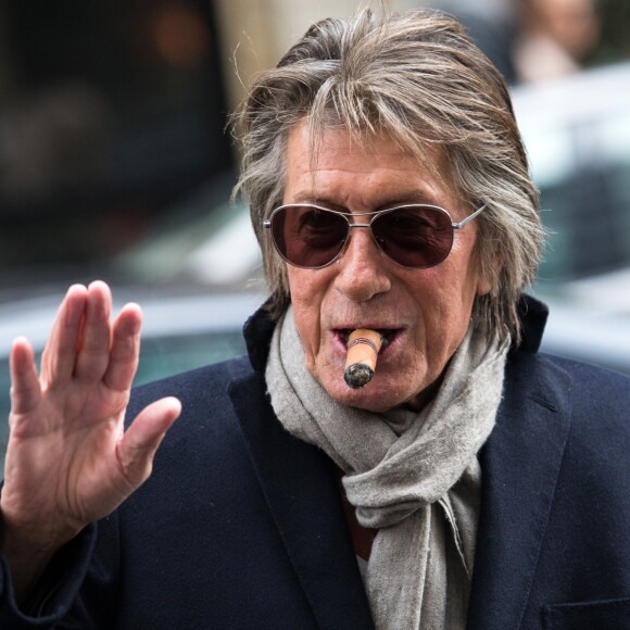 Semi-exclusif - Jacques Dutronc, qui sera ce soir à Bercy pour le concert "Les Vieilles Canailles", à la sortie de l'hôtel de Sers à Paris le 5 novembre 2014