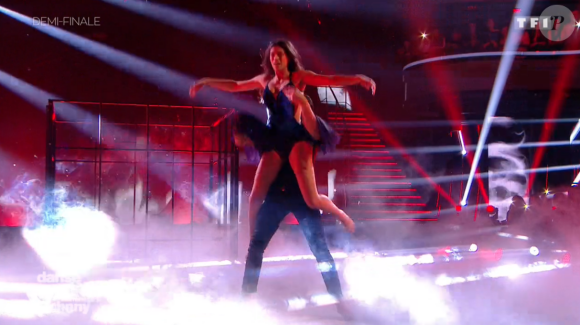 Tatiana Silva et Christophe Licata lors du prime de demi-finale de "Danse avec les stars 8" (TF1), le 9 décembre 2017.