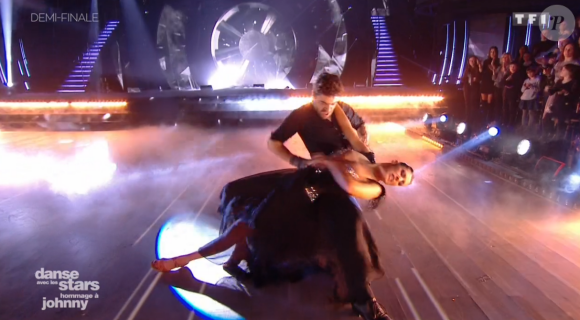 Agustin Galiana et Candice Pascal lors du prime de demi-finale de "Danse avec les stars 8" (TF1), le 9 décembre 2017.