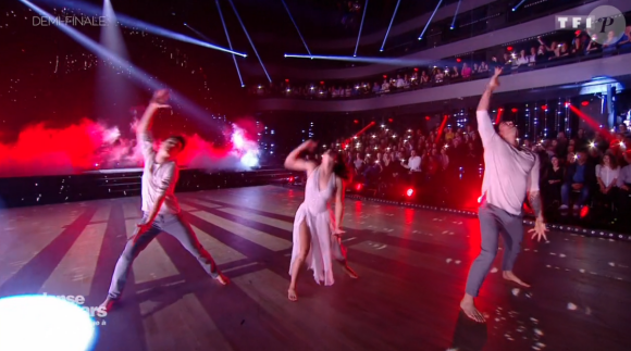 Lenni-Kim, Marie Denigot et Nicolas Archambault lors du prime de demi-finale de "Danse avec les stars 8" (TF1) le 9 décembre 2017.