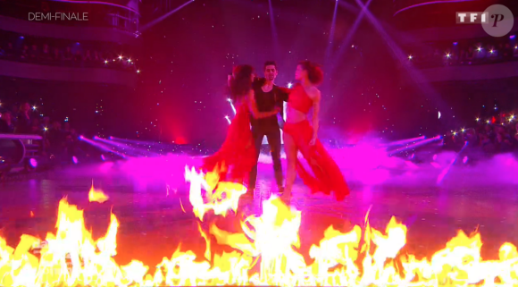 Tatiana Silva, Christophe Licata et Fauve Hautot lors du prime de demi-finale de "Danse avec les stars 8" (TF1) le 9 décembre 2017.