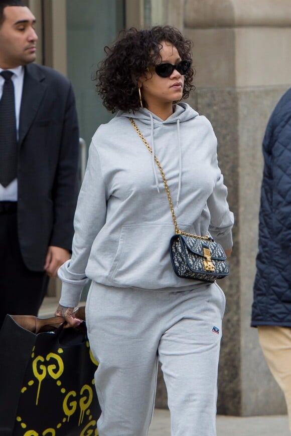 Exclusif - Rihanna se promène dans les rues de New York. La chanteuse porte un jogging gris, des talons jaunes et un sac à main Dior, le 26 octobre 2017.