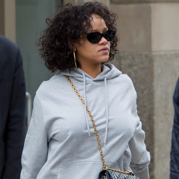 Exclusif - Rihanna se promène dans les rues de New York. La chanteuse porte un jogging gris, des talons jaunes et un sac à main Dior, le 26 octobre 2017.